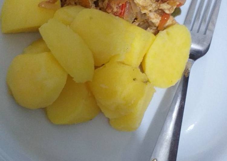Boiled potatoes with egg sauce