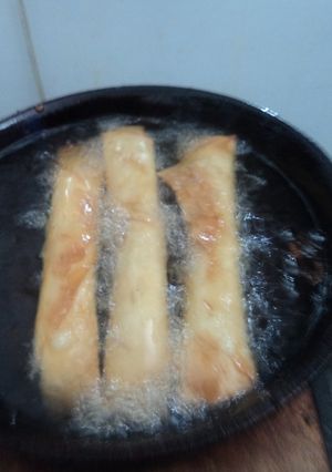 Una foto de Taquitos de rajas poblanas y zanahoria con cebolla, aperitivo vegano. Jalisco México