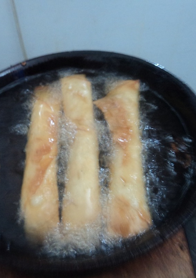 Una foto de Taquitos de rajas poblanas y zanahoria con cebolla, aperitivo vegano. Jalisco México