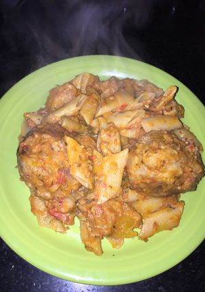 Una foto de SALSA AL HORNO CON Albóndigas de pollo y mostachole 🍝🥘