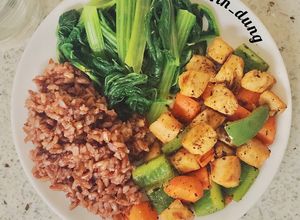 Hình của món Cơm gạo lứt -Gà xào ớt chuông.