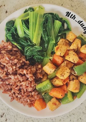 Hình của món Cơm gạo lứt -Gà xào ớt chuông.