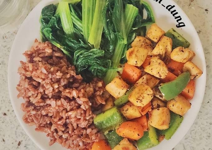 Cách Làm Món Cơm gạo lứt -Gà xào ớt chuông của Bếp của Dung_Eatclean -  Cookpad