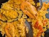 Паелья з креветками та мідіями