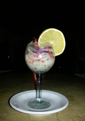 Una foto de Ceviche de pescado con naranja 