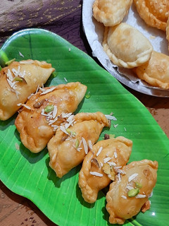 मावा गुजिया (mawa gujiya recipe in Hindi) रेसिपी मुख्य फोटो