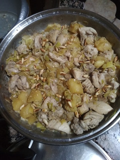 Una foto de Guiso sencillo de pollo con puerro, manzana y salsa de soja