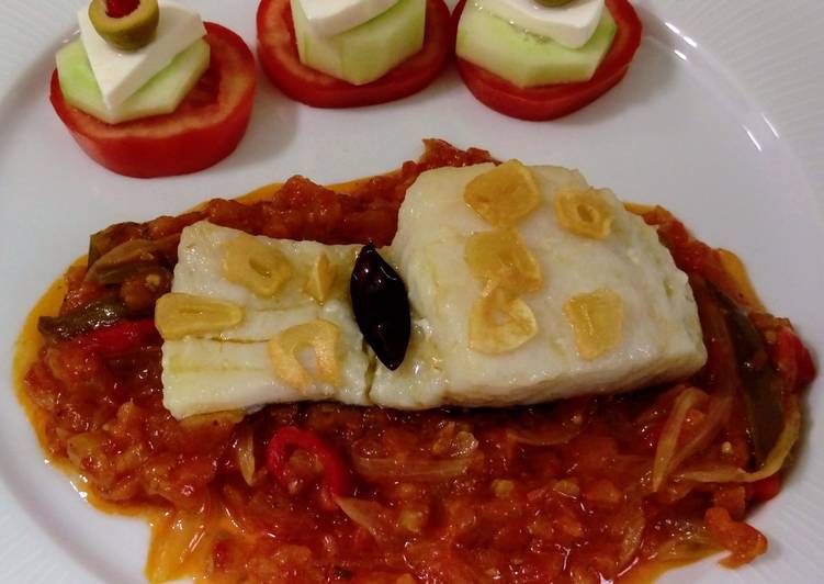 Bacalao al ajillo con salsa de tomate y pinchitos de tomate