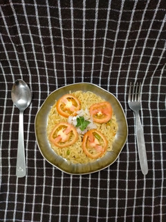 મસાલા મેગી (Masala Maggi Recipe In Gujarati) રેસીપી મુખ્ય ફોટો
