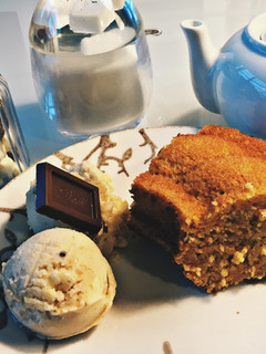 Una foto de Bizcocho de zanahoria y calabaza🥕 🎃, con helado (fit) de plátano 🍌