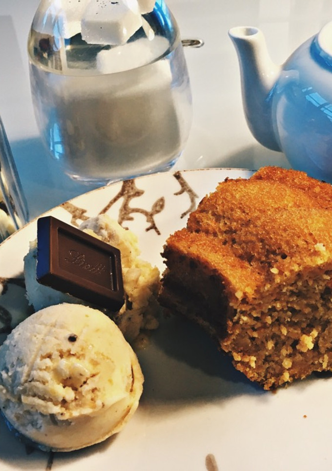 Una foto de Bizcocho de zanahoria y calabaza🥕 🎃, con helado (fit) de plátano 🍌