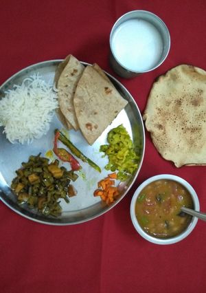 ગુવાર નું શાક દાળ ભાત (Guvar Shak Dal Bhat Recipe In Gujarati) રેસીપી મુખ્ય ફોટો