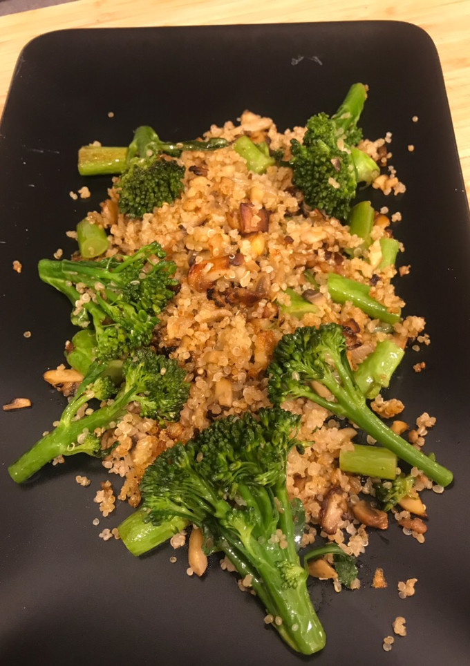 Una foto de Bimi rehogado con champi y quinoa