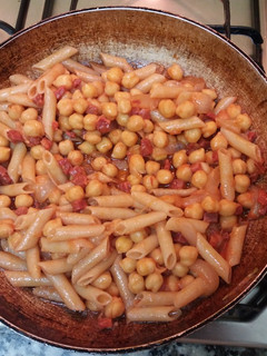 Una foto de Garbanzos con chorizo y pasta