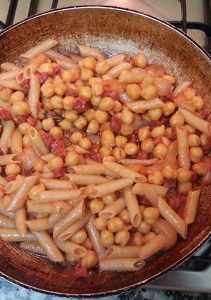 Una foto de Garbanzos con chorizo y pasta