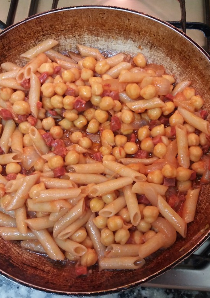 Una foto de Garbanzos con chorizo y pasta