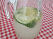Une photo de boisson citron et menthe
