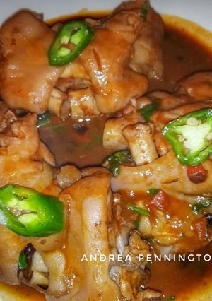 Una foto de Patitas de cerdo con frijoles negros