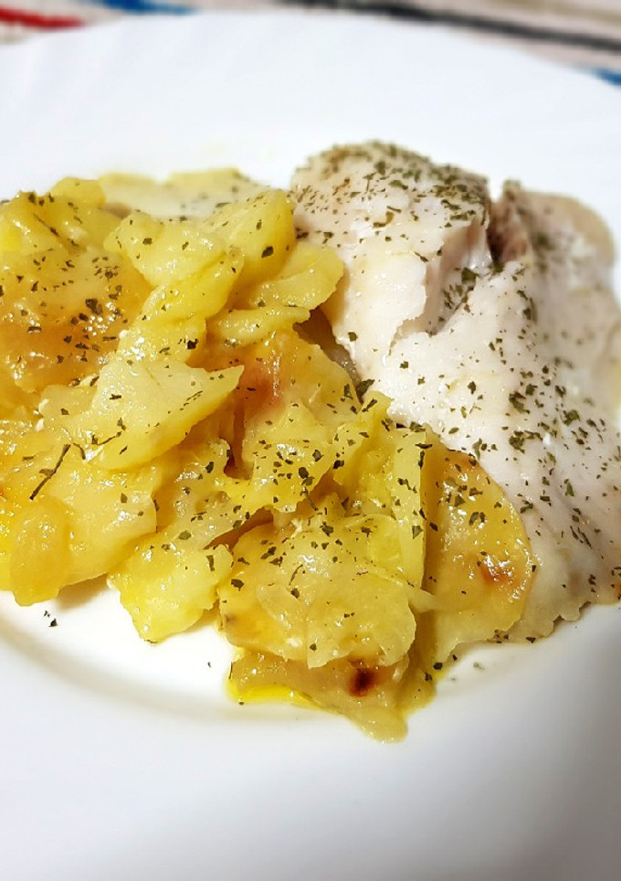 Una foto de Merluza al vapor con patatas de cebolla