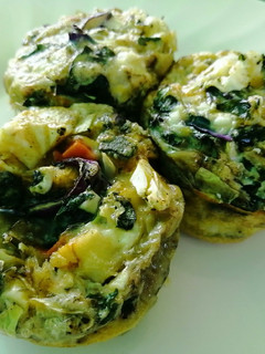 Una foto de Muffins de huevo con verduras