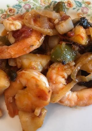 Una foto de Camarones 🍤 con papas y chile ancho