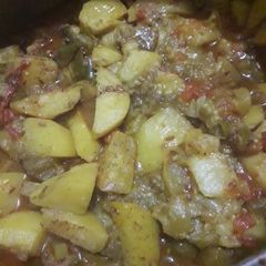 A picture of Aloo baingan.