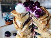 Una foto di pancake mirtilli