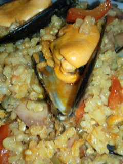 Una foto de Arroz con berberechos, pulpo y mejillones de conservas
