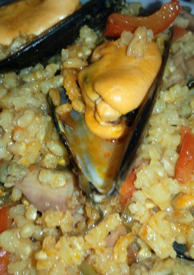 Una foto de Arroz con berberechos, pulpo y mejillones de conservas
