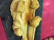 Una foto de pescado y tahini