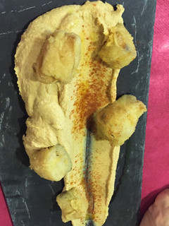 Una foto de Cazón en adobo con lecho de hummus