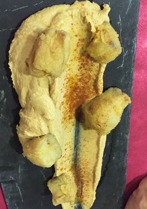 Foto principal de Cazón en adobo con lecho de hummus 