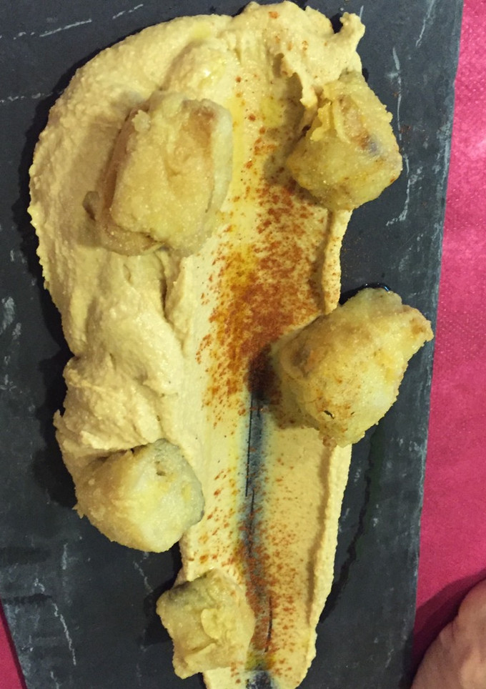 Una foto de Cazón en adobo con lecho de hummus 