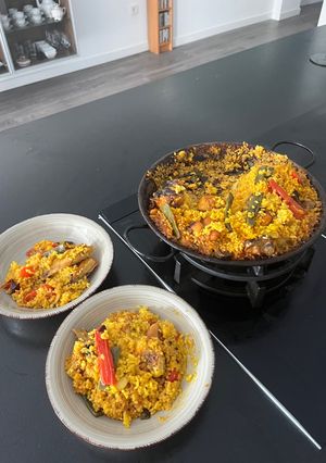 Una foto de Paella de pollo