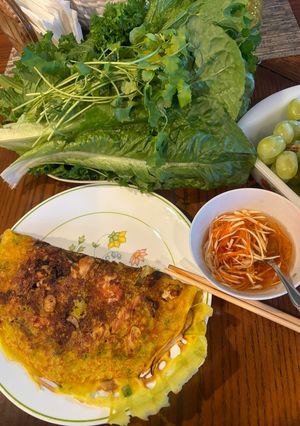 A picture of Bánh xèo.