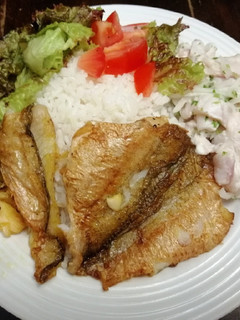 Una foto de Filetazo de Guabina a la plancha, Cebiche de Lenguado, Arroz Blanco y Ensalada de Lechuga Morada