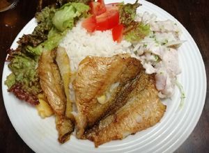 Una foto de Filetazo de Guabina a la plancha, Cebiche de Lenguado, Arroz Blanco y Ensalada de Lechuga Morada