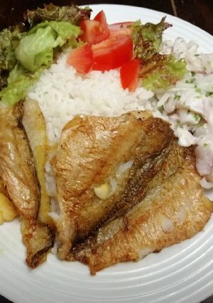 Una foto de Filetazo de Guabina a la plancha, Cebiche de Lenguado, Arroz Blanco y Ensalada de Lechuga Morada