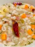 Zuppa d’orzo con verdurine e speck