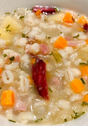 Foto di Zuppa d’orzo con verdurine e speck