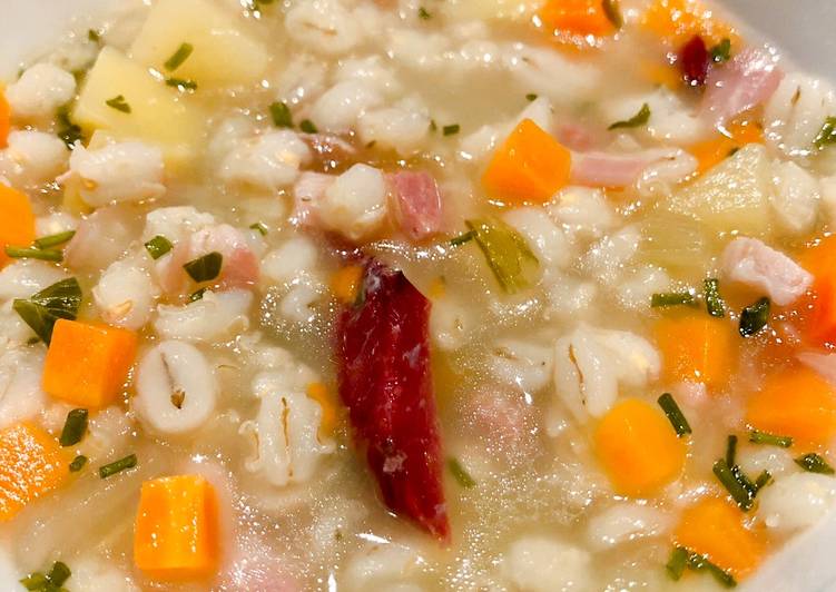 Zuppa d’orzo con verdurine e speck