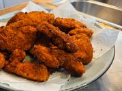 Une photo de ailes de poulet frit
