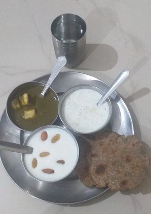 पंजाबी पालक पनीर दी सब्ज़ी नाल खीरे दे परांंठे रेसिपी मुख्य फोटो