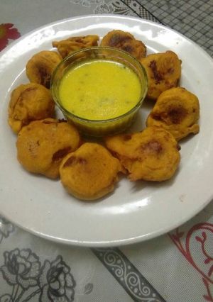 A picture of Kadi pakoda.