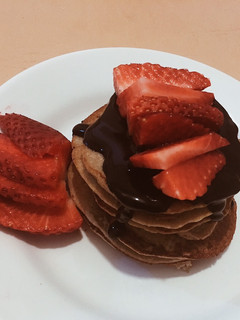 Una foto de Panqueques esponjosos de banana y avena.- Bajas calorías y sin harina. (Pancakes) Súper FÁCIL
