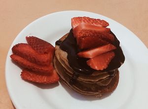 Una foto de Panqueques esponjosos de banana y avena.- Bajas calorías y sin harina. (Pancakes) Súper FÁCIL
