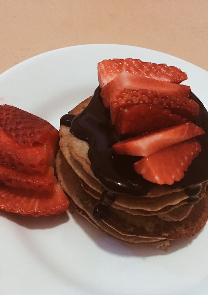 Una foto de Panqueques esponjosos de banana y avena.- Bajas calorías y sin harina. (Pancakes) Súper FÁCIL