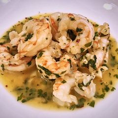 A picture of Garlic shrimp and bread.