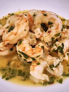 A picture of Garlic shrimp and bread.