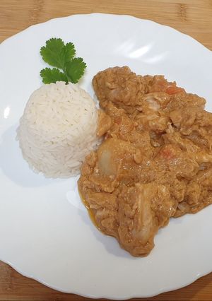 Una foto de Maafé (o mafé) de pollo. Comida Senegal